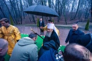Палкою по лобі: предстоятель УПЦ (МП) оригінально благословив вірян (Відео)