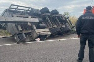 Водію стало зле: на Горохівщині перекинулася вантажівка з буряками