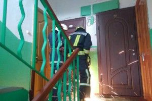 Рятувальникам довелося виламувати двері до помешкання рівненської пенсіонерки: на жаль, жінку виявили мертвою