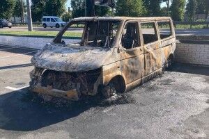 У столиці невідомі спалили автівку медслужби для військових