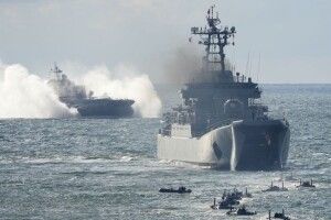 У росіян напоготові ракетоносії та великий десантний корабель