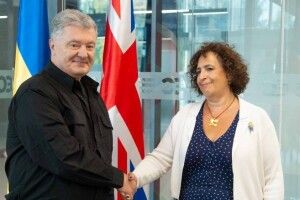 Порошенко на зустрічі з Послом Великої Британії закликав союзників дати Україні більше зброї і покарати росію за злочин в Оленівці