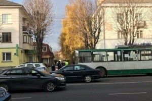 У Луцьку – ДТП: тролейбус влетів в «Мерседес» (Фото)