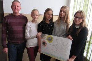 З Волині на Схід для українських захисників полетіли дитячі вітальні листівки