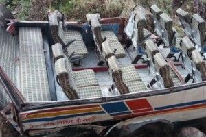 У Гімалаях автобус злетів у прірву, 44 людини загинули 