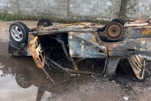 У знаменитому селі на Волині вимагають прибрати з дороги згоріле авто