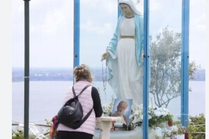 Чудотворні сльози на статуї  Діви Марії виявилися… свинячою кров’ю