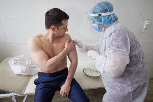 Зеленському вкололи вакцину від коронавірусу