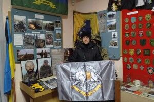 В пам'ять про загиблих Героїв – сина та чоловіка волинянка передала у музей прапори