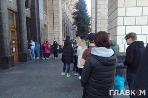 Українці вишикувалися у чергу, щоб купити поштові марки з російським кораблем (Фото)