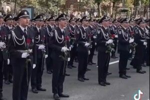 Військові на Хрещатику зворушливо вшанували сестриць-захисниць – квітами і піснею (Відео)