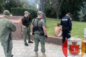 Голий чоловік сидів на меморіалі та лаявся на перехожих (Фото 18+)