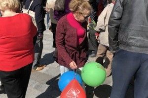 У Харкові учасників маршу до Дня праці облили кефіром (ВІДЕО)
