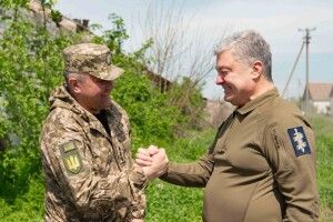 Люди в армії – найголовніше: Порошенко привіз у новостворений армійський корпус вантажівки та пересувні автомайстерні