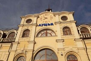 Іржавий та занедбаний: за залізничний міст у Луцьку забули?