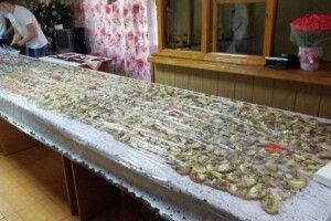 У рівненському гуртожитку хлопці приготували для дівчат бутерброд-велетень