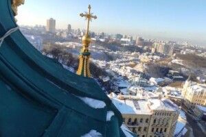До ремонту залучили альпіністів: У Києві через негоду постраждала Андріївська церква (Фото)