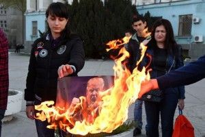 В Україні влаштували акцію протесту проти... Трампа, Макрона і Мей
