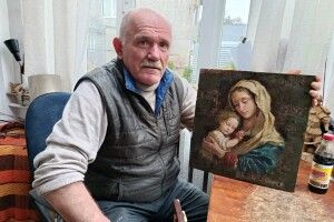 Ікони крізь шрами війни: воїн із Волині малює ікони на ящиках з-під боєприпасів