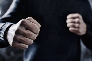 У Рівному чоловік у військовій формі побив людину