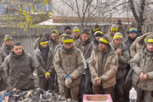 «Свої ж у своїх стріляють»: в полон ЗСУ здалася група «мобіків» (Відео)