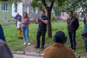 Нововолинський мер зізнався, що вихідні проводить у дворах багатоповерхівок
