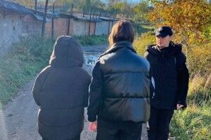 На Волині неповнолітні дівчата влаштували фотосесію на могилі: як їх покарали