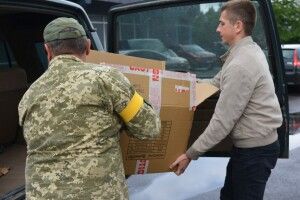 Волинські волонтери відправили на передову аптечки для військових (Фото)