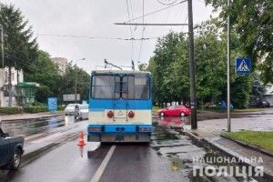 У Рівному на переході тролейбус збив пенсіонерку (Фото)