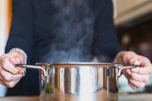 На Волині мати під час сварки облила 16-річну доньку кип'ятком