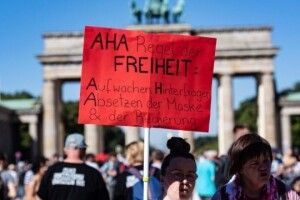 Лідер антикарантинних протестів Німеччини потрапив у реанімацію з коронавірусом