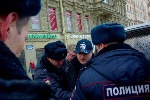 У Санкт-Петербурзі з ножем напали на активіста з синьо-жовтим прапором