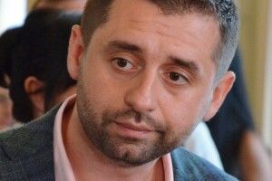 Очільник «Слуг народу» заявив, що Порошенко платить мітингарям