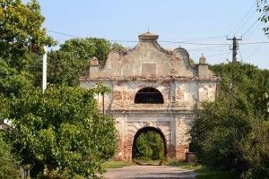 Нарешті у Любешові взялись за реставрацію унікальної в’їзної брами