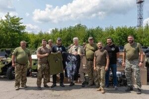 Порошенко на фронті привітав військових із першим мільйоном