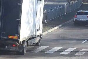 У Луцьку через небезпечний маневр легковика вантажівка в'їхала в електроопору (Відео) 