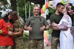У волинській бригаді, яка воює на передовій, відгуляли подвійне весілля (Фото)