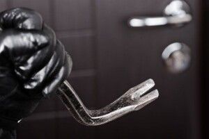 Двоє лучан попалися на крадіжці у чужій квартирі 