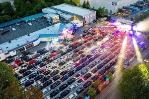 Німецький нічний клуб влаштував велику вечірку в автомобілях