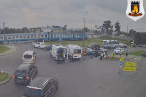 У Луцьку камери зафіксували момент автотрощі біля переїзду (Відео)
