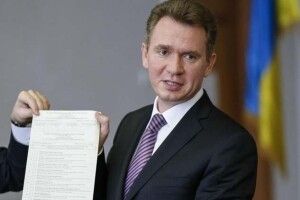 Голові ЦВК Михайлу Охендовському вручили повідомлення про підозру прямо в аеропорту