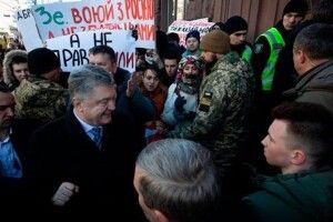 Адвокати Порошенка: беззмістовні допити Порошенка – це фарс задля тиску на лідера опозиційної політичної сили