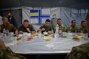У соцмережі відповіли Лещенку: фото, де Зеленський їв, а солдати чекали, не фейк 