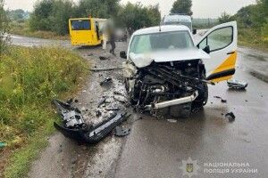 У Луцькому районі шкільний автобус зіштовхнувся з автівкою «Укрпошти»