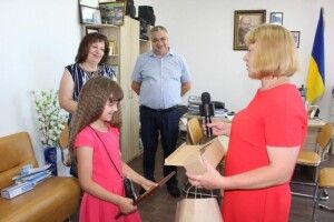 Переможниці конкурсу «Караоке на дивані» вручили подарунок