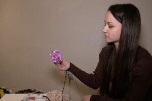 Атласні квіти пам'яті: лучанка створює композиції, які ставлять на могилах Героїв