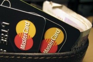 Продавець супермаркету підглядав PIN-коди банківських карток покупців, а згодом цупив із них гроші