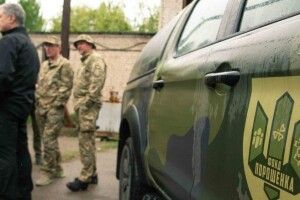 Порошенко передав пікапи, генератори і «Старлінки» у 28-му бригаду, яка прикриває Миколаїв та Одесу