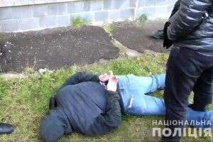 У Рівному розбійні напади на двох жінок скоїв рецидивіст із Луганщини, який вже відсидів 15 років за умисне вбивство, грабіж та розбій (фото, відео)