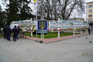 Мешканців громади на Волині просять не годувати голубів біля дошки пам'яті полеглим Героям 